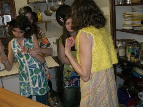 les filles ! on écoute maman