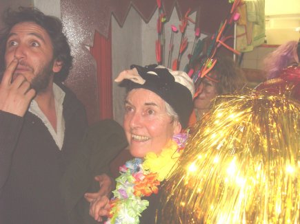 Geneviève accueille avec le sourire