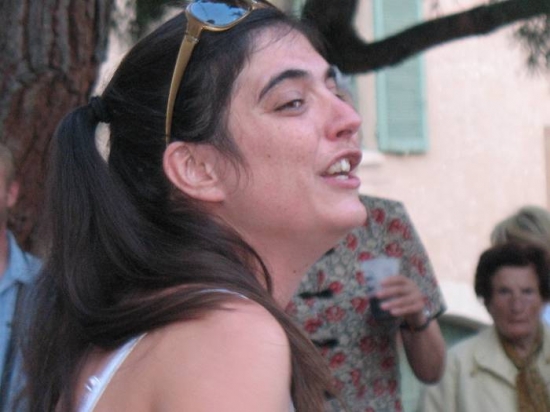 une chef de choeur heureuse