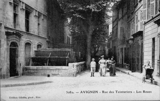 L'entrée de la rue des Roues